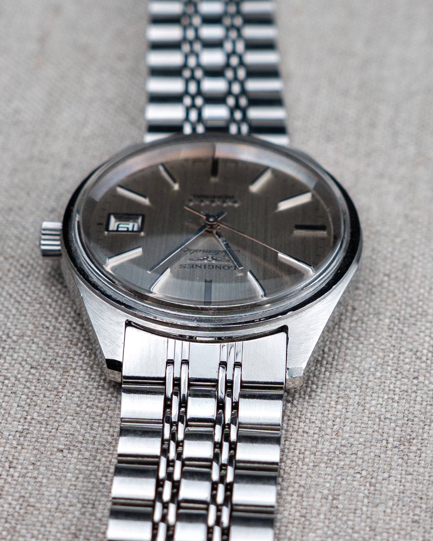 1970's Vintage Longines Admiral 'Oval' Style Bracelet - Silver Vertical Brush Dial